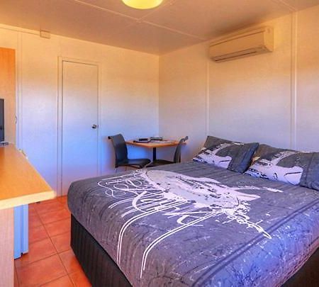 Halls Creek Motel Exterior photo