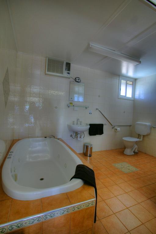 Halls Creek Motel Exterior photo