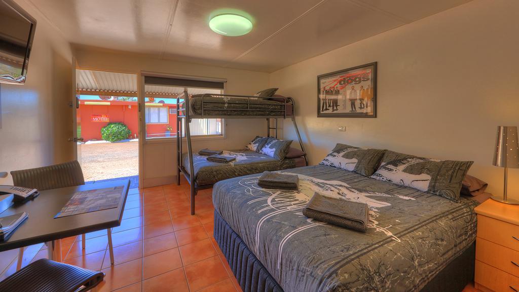 Halls Creek Motel Room photo