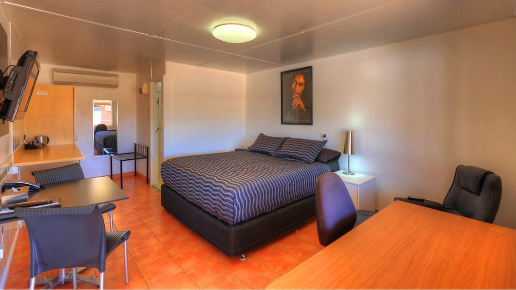 Halls Creek Motel Room photo