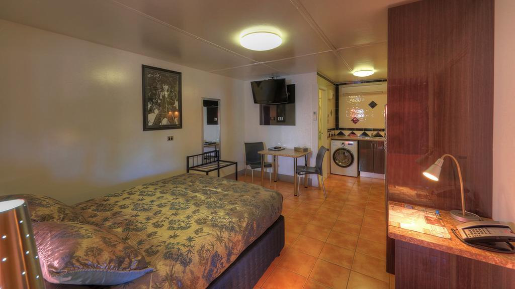 Halls Creek Motel Room photo