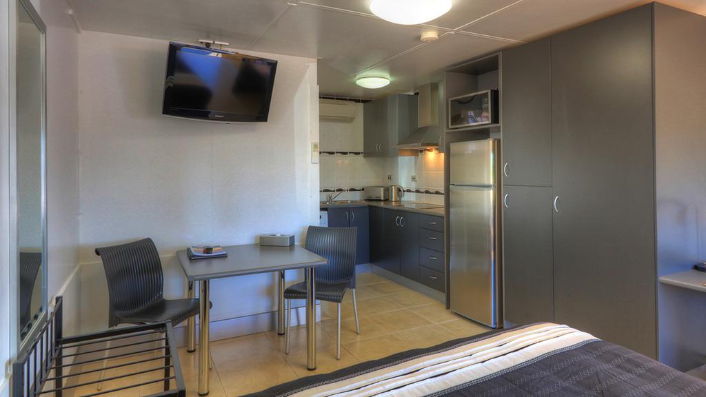 Halls Creek Motel Room photo