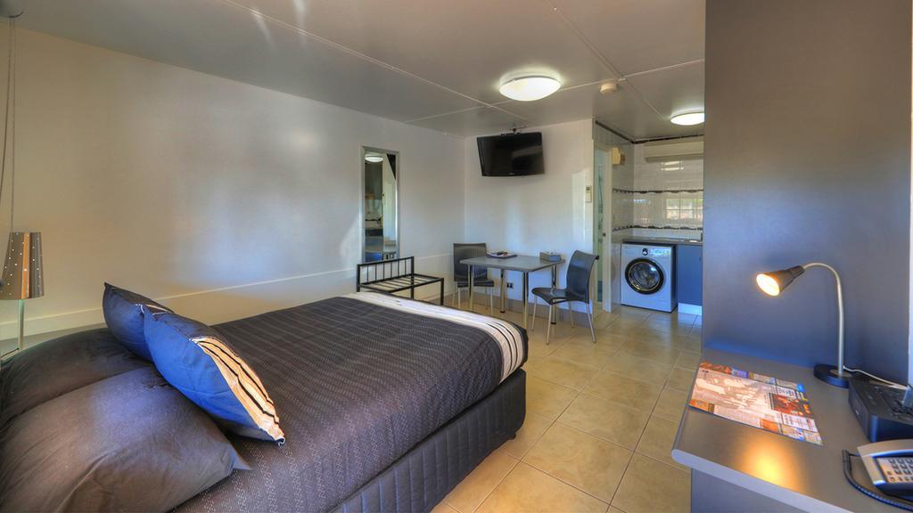 Halls Creek Motel Room photo