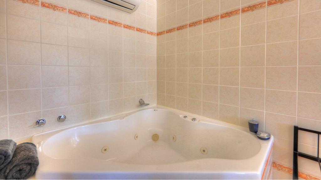 Halls Creek Motel Room photo
