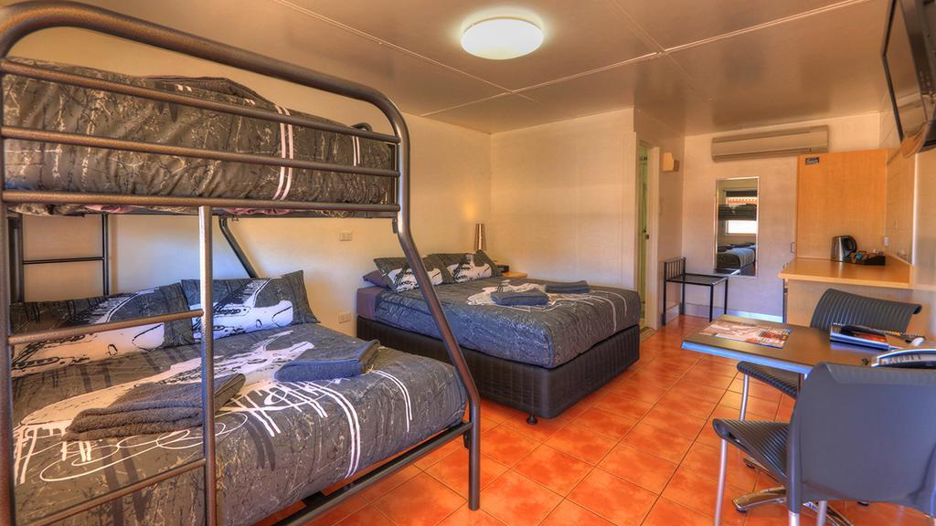 Halls Creek Motel Exterior photo
